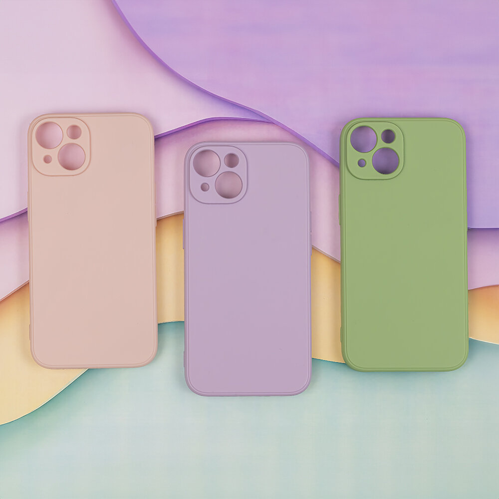 Trzy etui na telefon w kolorach beżowym, fioletowym i zielonym leżą na wielokolorowym tle. Każde etui ma wycięcia na aparat i przyciski.