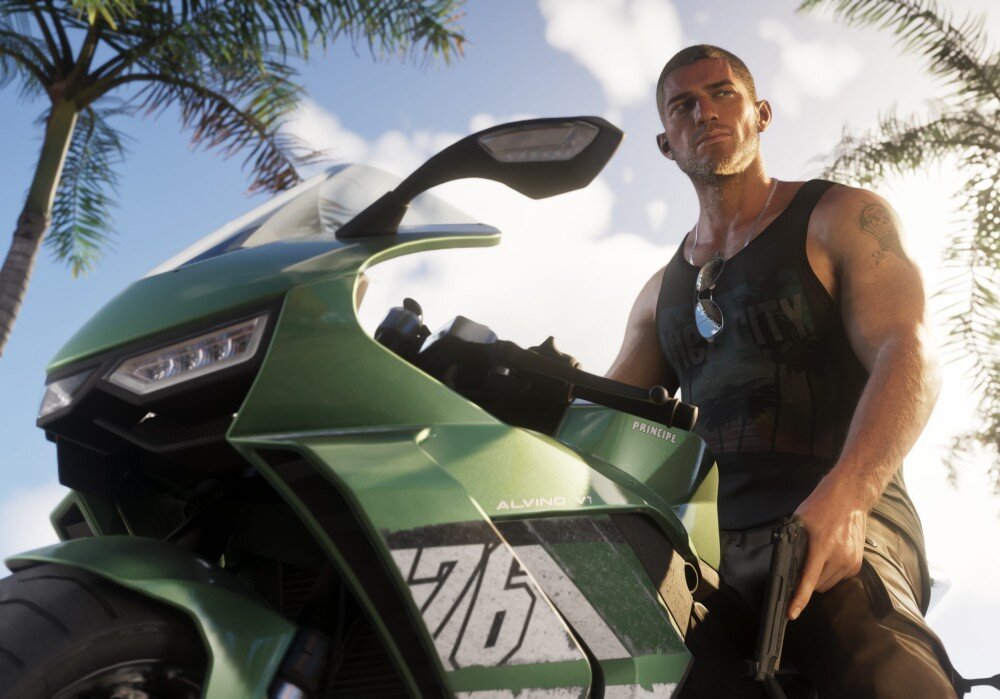 Grand Theft Auto VI Mężczyzna w koszulce na ramiączkach trzyma pistolet, siedząc na motocyklu sportowym na tle palm i jasnego nieba, ujęcie z niskiej perspektywy