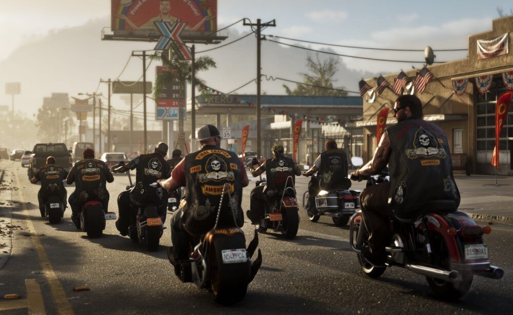 Grand Theft Auto VI Kolumna motocyklistów w kamizelkach z logo klubu jedzie szeroką asfaltową drogą w stronę stacji paliw i zabudowań w słoneczny dzień