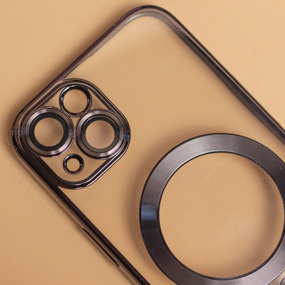 Przezroczysta nakładka na telefon z czarnymi, metalicznymi obwódkami wokół otworów na aparat i okrągłym elementem na środku. Tło jest w kolorze beżowym.
