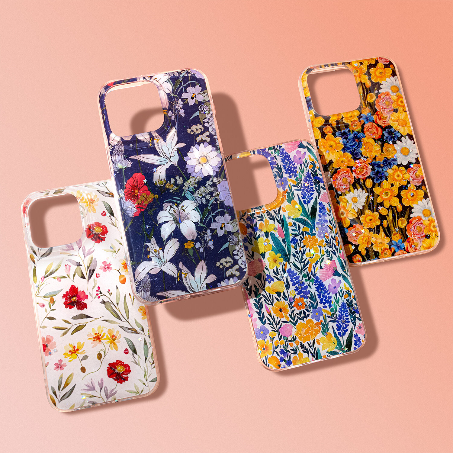 Cztery etui na telefon z różnorodnymi, kolorowymi wzorami kwiatowymi na tle w odcieniach różu. Każde etui ma wycięcie na aparat w górnej części.