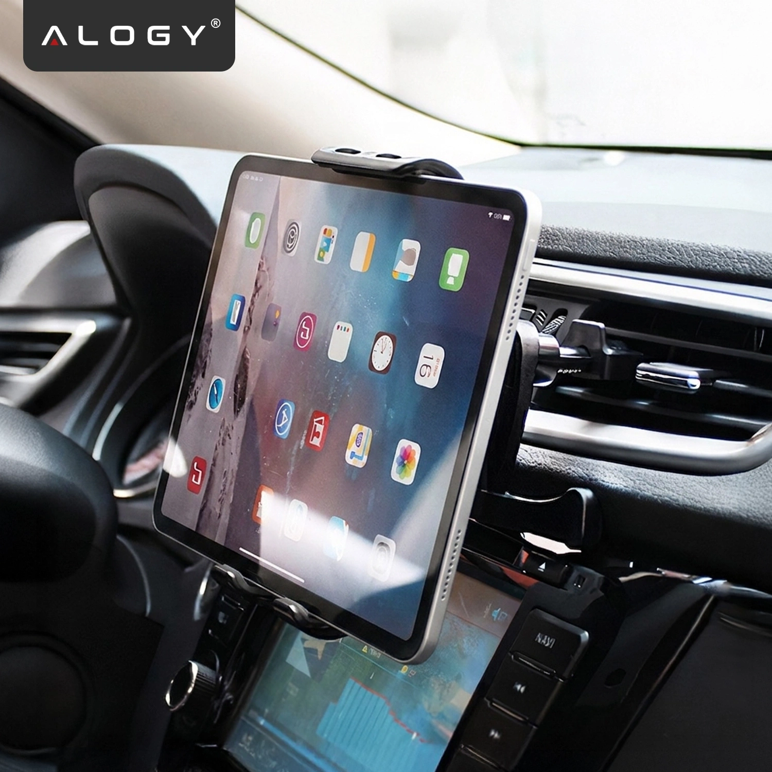Tablet zamocowany w czarnym uchwycie samochodowym na kratce wentylacyjnej. W lewym górnym rogu widoczne jest logo \'ALOGY\'.