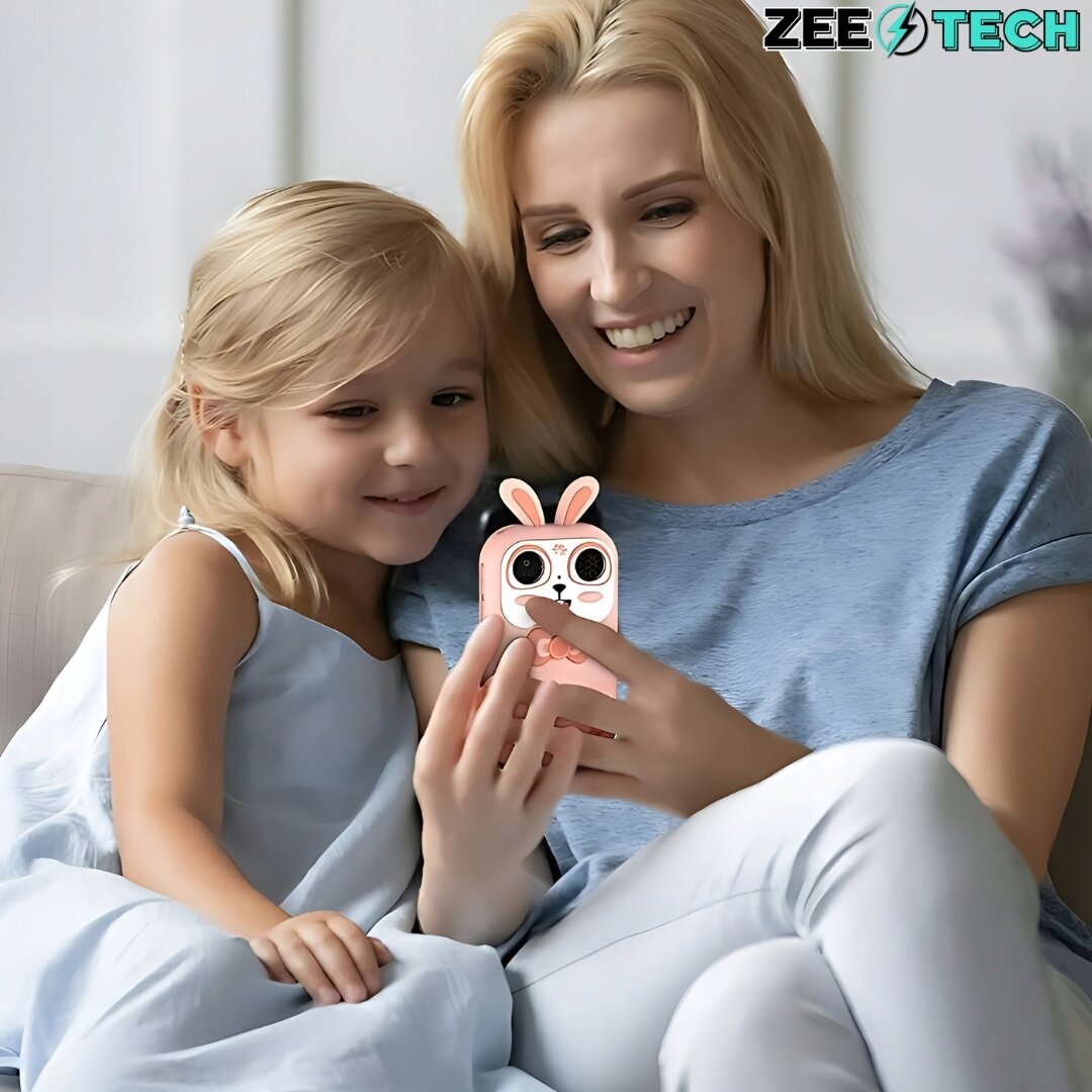 Dwie osoby siedzą na kanapie, trzymając w rękach urządzenie z motywem królika. W górnym rogu widoczne jest logo ZEE TECH.
