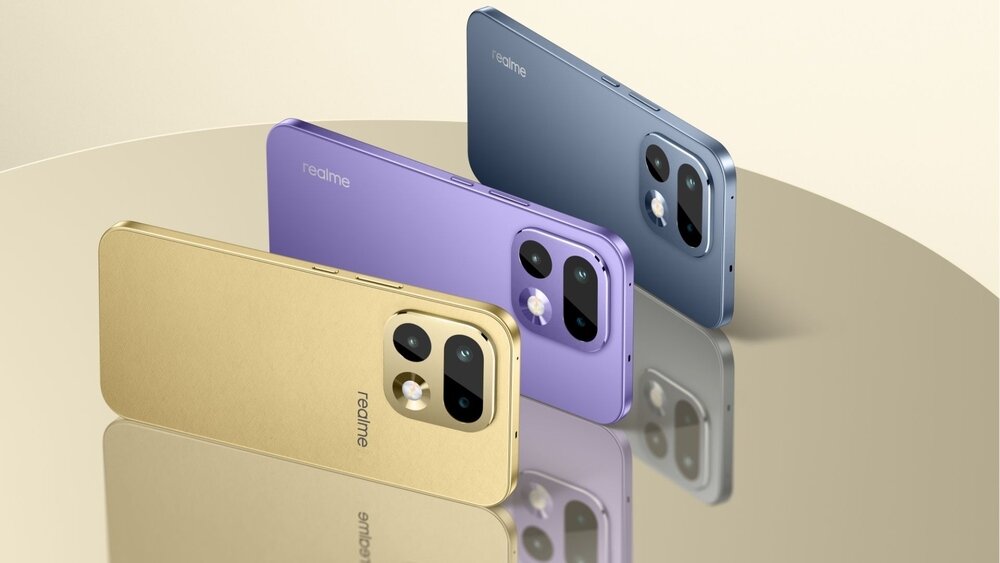 Trzy smartfony w kolorach złotym, fioletowym i niebieskim leżą na lustrzanej powierzchni, każdy z widocznym logo \'realme\' i podwójnym aparatem z tyłu.