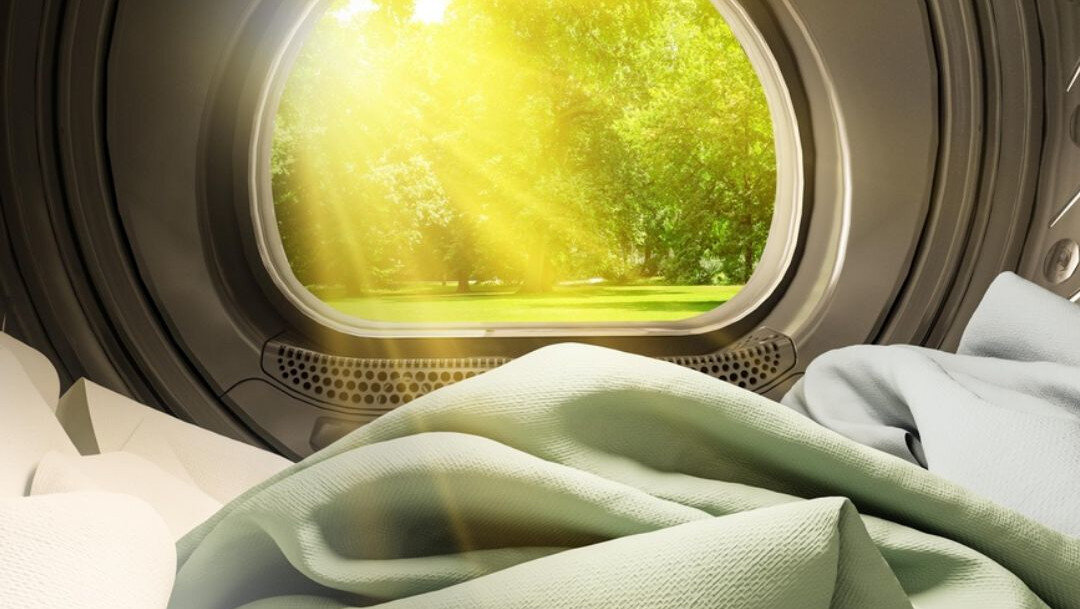 SUSZARKA HISENSE DH1I700UWDEA PL Widok wnętrza bębna z tkaninami oświetlonymi promieniami światła. Grafika podkreśla delikatną pielęgnację i ochronę ubrań podczas suszenia delikatne suszenie niska temperatura ochrona tkanin miękkość ubrań brak kurczenia