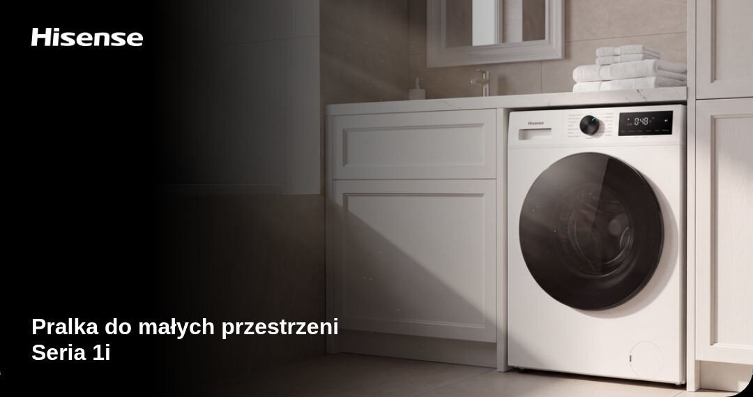 Obraz przedstawia pralkę wkomponowaną w zabudowę łazienkową, z widocznym panelem sterowania i okrągłym bębnem. Na czarnym tle po lewej stronie widnieje tekst: \'Hisense Pralka do małych przestrzeni Seria 1i\'.