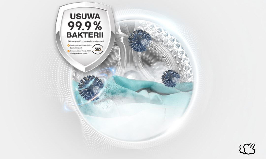 Obraz przedstawia wnętrze pralki z wirującą wodą i tkaniną, otoczone niebieskimi cząsteczkami. Na tarczy widnieje napis: \'USUWA 99.9% BAKTERII Skuteczność potwierdzona testami\'.