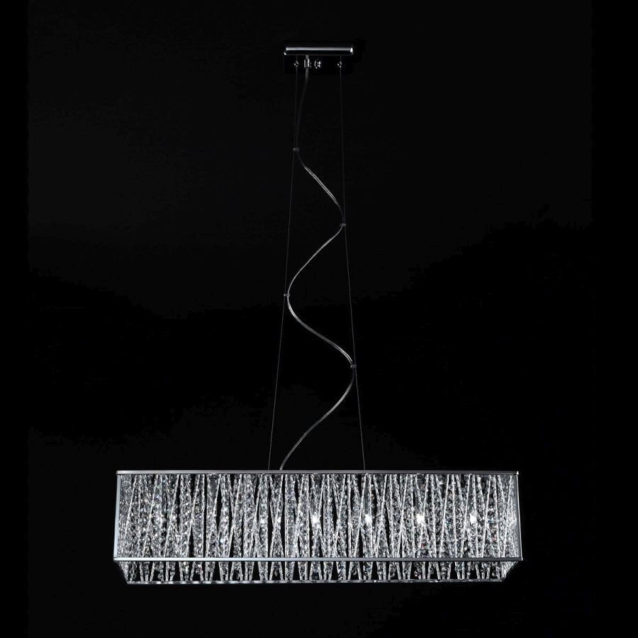 Lampa wisząca o prostokątnym kształcie z dekoracyjnymi elementami przypominającymi gałązki, zawieszona na cienkich kablach. Tło jest czarne, co podkreśla połysk i strukturę lampy.