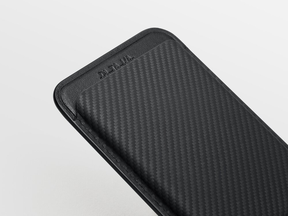 Portfel magnetyczny PITAKA Woven Wallet MagSafe
                portfel bez włożonych kart na jednolitym tle 
                minimalistyczny design tworzywo cadmyra przyjemna w dotyku faktura włókna aramidowe niska waga