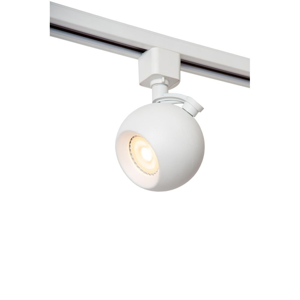 Biała lampa reflektorowa zamontowana na szynie, z okrągłym kloszem emitującym ciepłe światło.