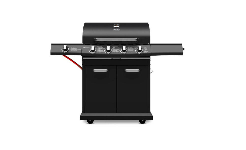 Czarny grill ogrodowy z czterema pokrętłami na panelu sterowania i dwoma drzwiczkami poniżej. Na pokrywie widoczne jest logo producenta.