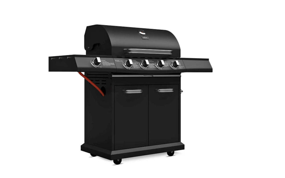 Czarny grill ogrodowy gazowy z czterema pokrętłami i zamykanym schowkiem na dole. Na pokrywie widoczne jest logo producenta.