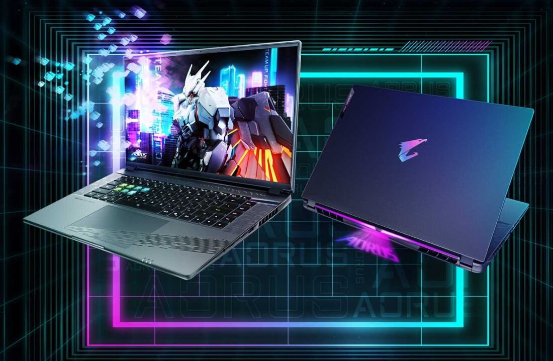 Obraz przedstawia dwa laptopy z logo Aorus, jeden otwarty z wyświetlonym na ekranie robotem, drugi zamknięty z widocznym logo na obudowie. Tło jest futurystyczne z neonowymi kolorami i siatką 3D.