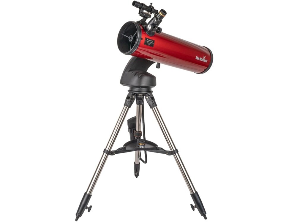 Czerwony teleskop na trójnogu z czarnymi elementami, posiada napis \'Sky-Watcher\' na tubie. Teleskop jest ustawiony na metalowym statywie z regulowanymi nogami.