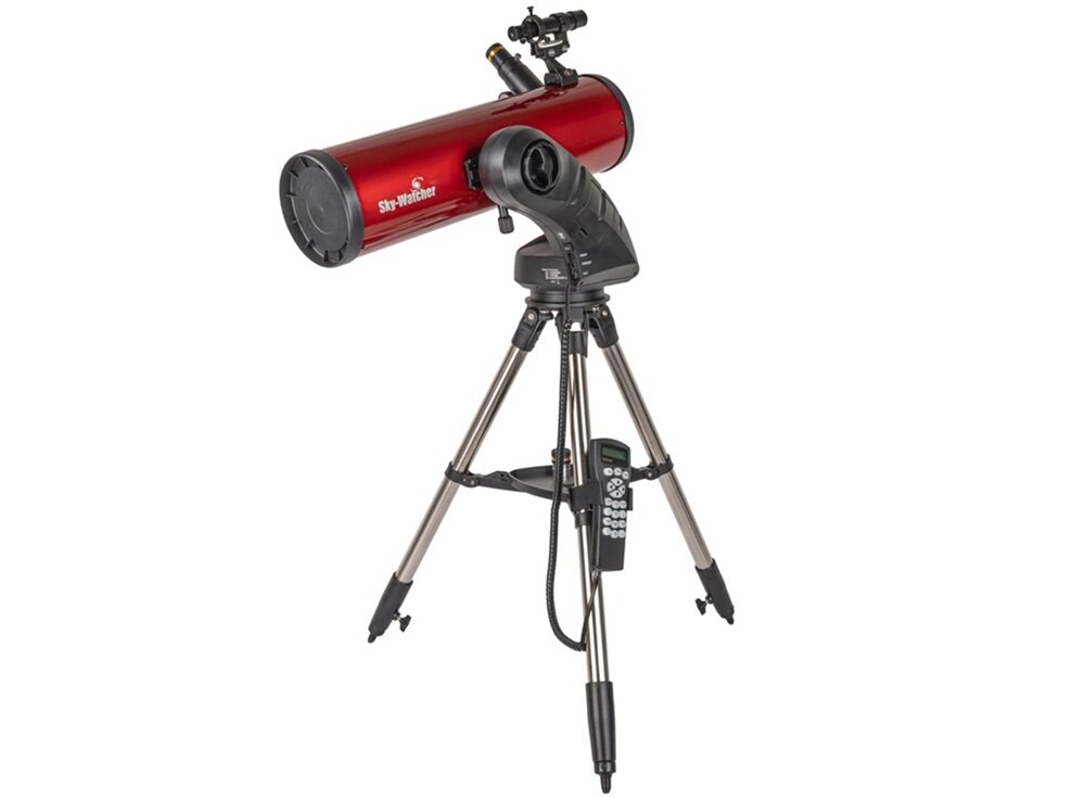 Na obrazie widoczny jest teleskop z czerwonym tubusem na trójnogu. Na tubusie znajduje się logo \'Sky-Watcher\'.