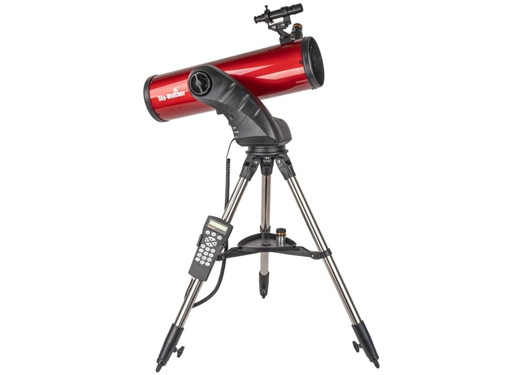 Czerwony teleskop na trójnogu z czarnym uchwytem i panelem sterowania. Na tubie widoczne jest logo \'Sky-Watcher\'.