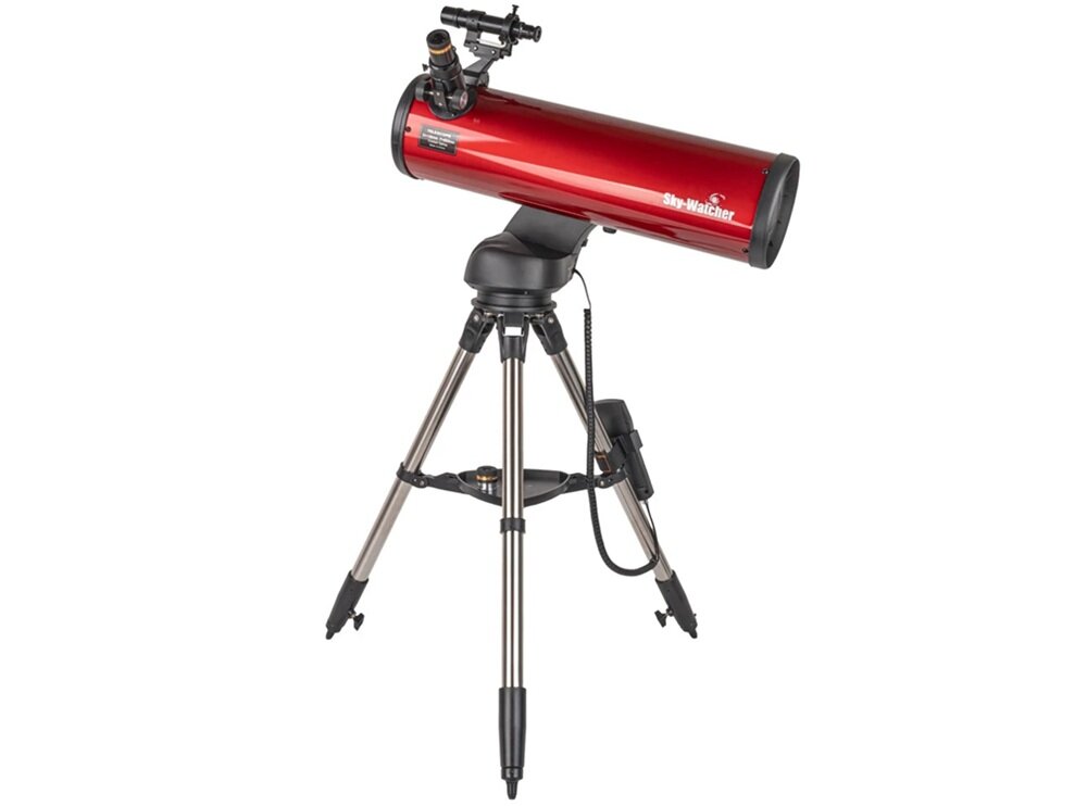 Czerwony teleskop na trójnogu z widocznym logo \'Sky-Watcher\'.