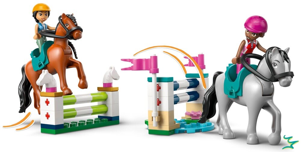 Zestaw LEGO przedstawia dwie figurki na koniach skaczące przez przeszkody z kolorowych klocków. Widoczne są elementy takie jak kaski, siodła i dekoracyjne flagi.
