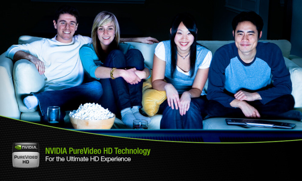 Cztery osoby siedzą na kanapie, oglądając telewizję, z miską popcornu przed nimi. Na dole obrazu widnieje tekst: \'NVIDIA PureVideo HD Technology For the Ultimate HD Experience\'.