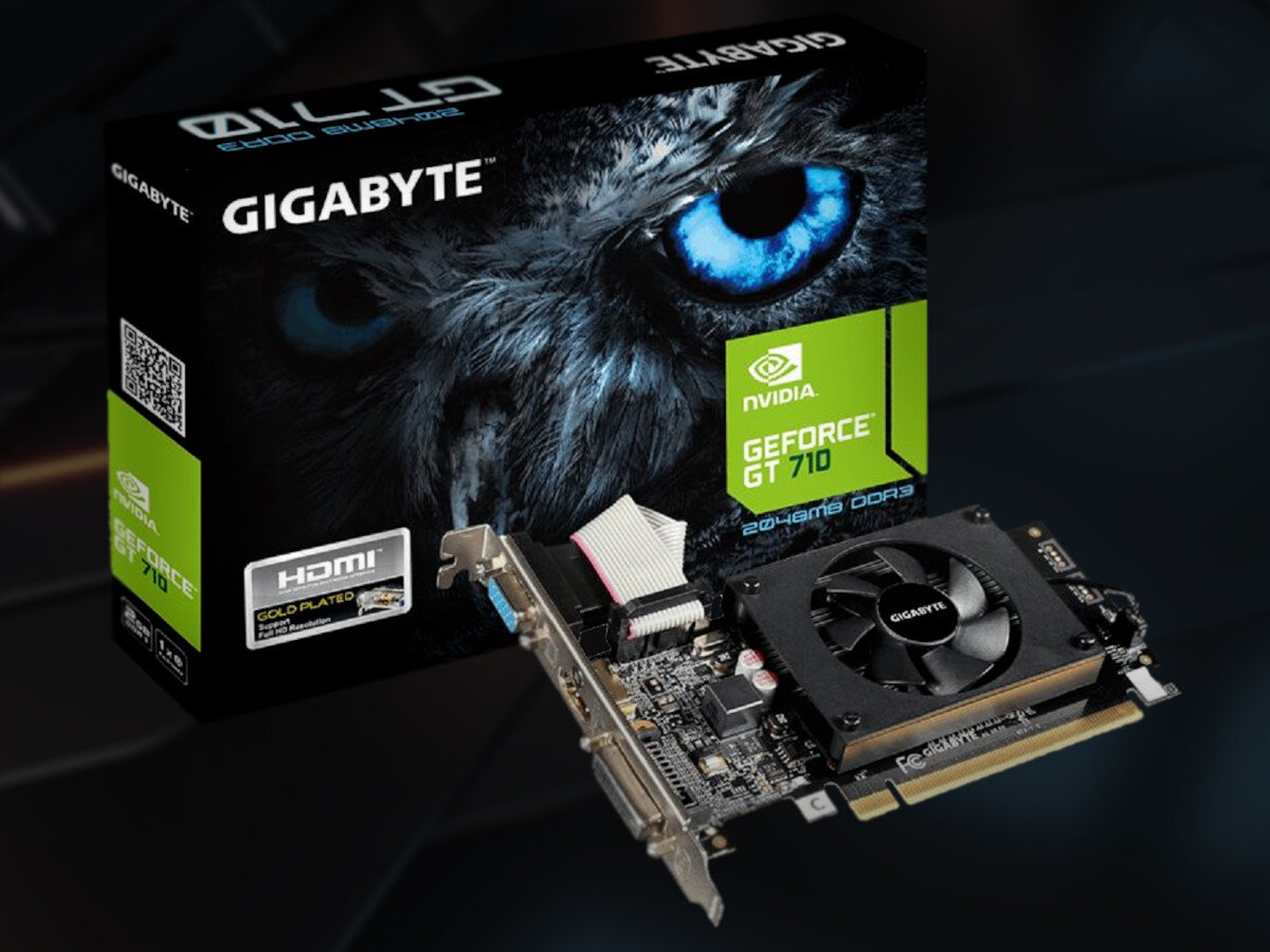 Na obrazie widoczna jest karta graficzna z wentylatorem oraz pudełko z napisem \'GIGABYTE\' i \'GEFORCE GT 710\'. Na pudełku znajduje się również logo NVIDIA oraz obraz niebieskiego oka.