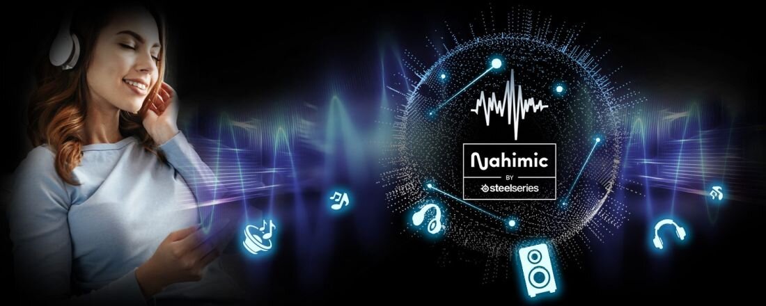 Kobieta w słuchawkach siedzi z zamkniętymi oczami, obok niej widoczna jest grafika z napisem \'Nahimic by steelseries\' otoczona ikonami związanymi z dźwiękiem. Tło jest ciemne z niebieskimi i fioletowymi falami dźwiękowymi.