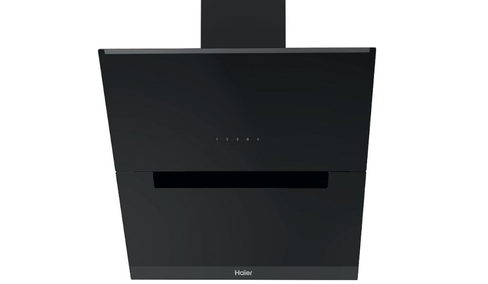 Czarny okap kuchenny o nowoczesnym designie z widocznym logo \'Haier\' na dole. Na panelu frontowym znajdują się niewielkie oznaczenia numeryczne.