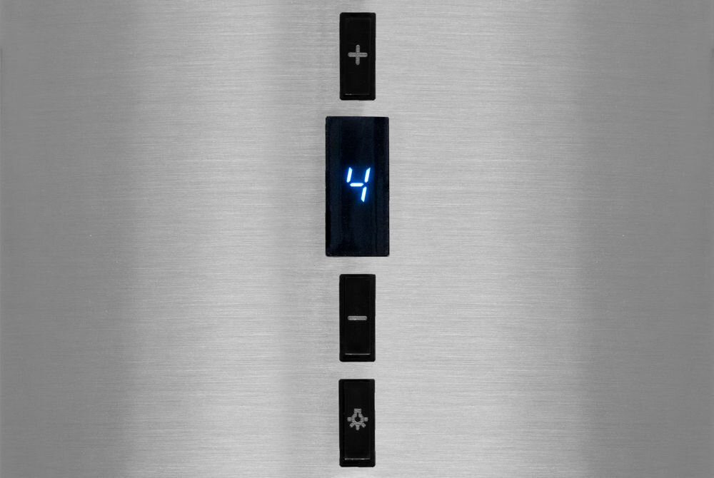 Panel sterowania okapu z wyświetlaczem pokazującym cyfrę \'4\' oraz przyciskami oznaczonymi symbolami \'+\', \'-\', i ikoną żarówki. Tło jest metaliczne, satynowe.