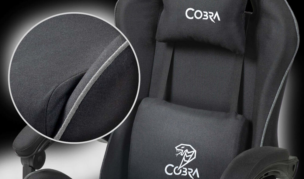 Czarny fotel gamingowy z logo \'COBRA\' na zagłówku i oparciu. Widoczny jest zbliżenie na szwy materiału.