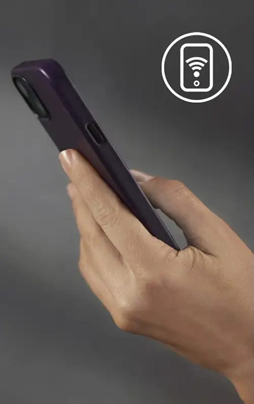 Osoba trzyma w dłoni smartfon w ciemnym etui. Obok widoczna jest ikona telefonu z symbolem Wi-Fi.