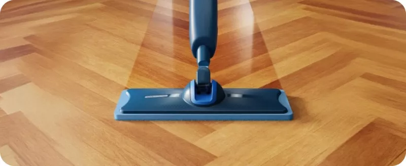 Mop Philips OneUp myje parkiet, pozostawiając za sobą czystą i błyszczącą podłogę.