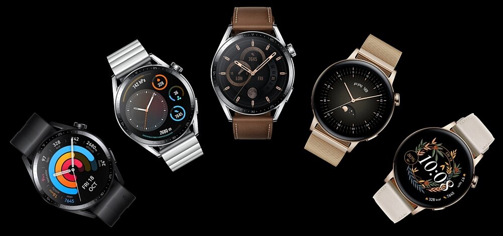 Na czarnym tle widocznych jest pięć smartwatchy z różnymi tarczami i paskami. Każdy zegarek wyświetla inny styl tarczy, w tym cyfrowe i analogowe wskazania czasu oraz różne kolory i wzory.