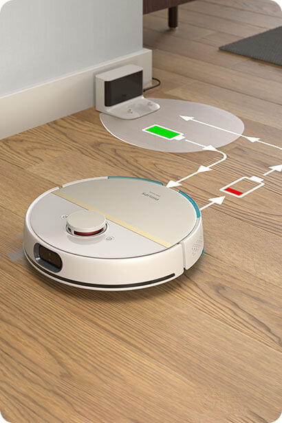 Robot sprzątający na drewnianej podłodze z widocznym logo \'PHILIPS\' na górze. Obok robota znajduje się stacja dokująca, a nad nią grafika przedstawiająca proces ładowania z zielonym i czerwonym symbolem baterii.