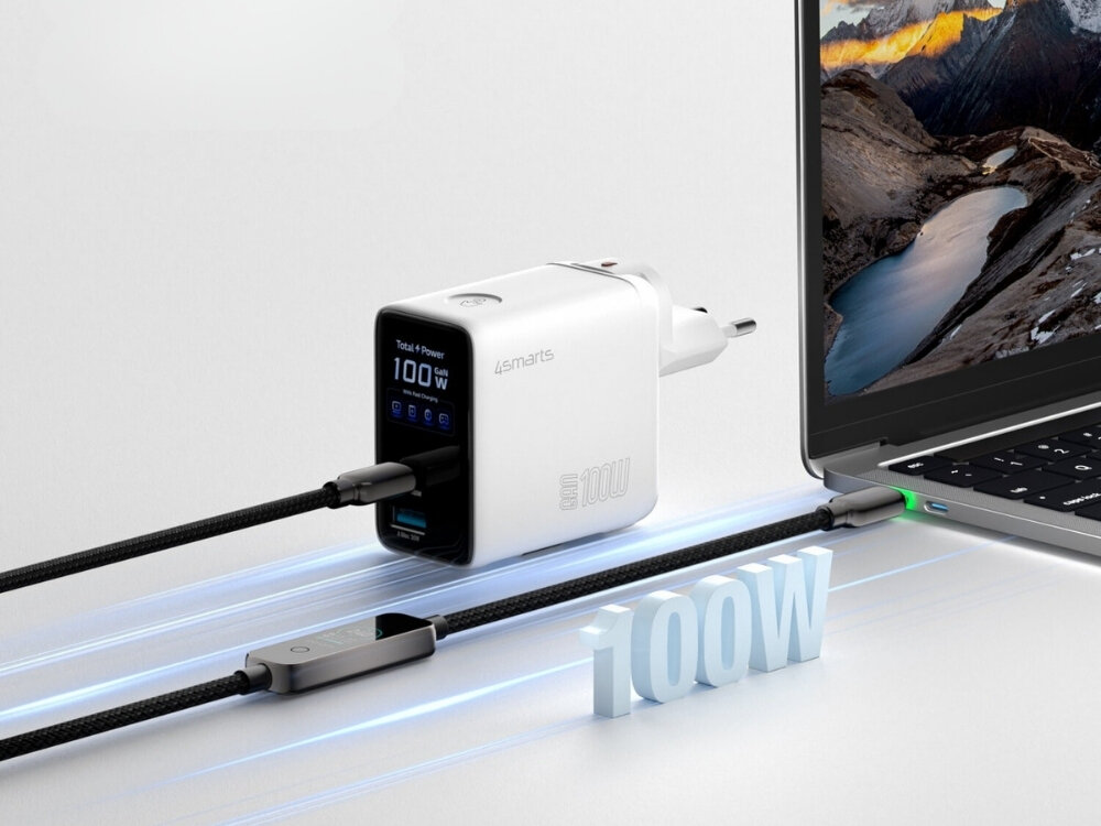 Biała ładowarka sieciowa z logo \'4smarts\' podłączona do laptopa, wyświetla na ekranie \'Total 4 Ports 100W\'. Obok ładowarki widoczny jest napis \'100W\'.
