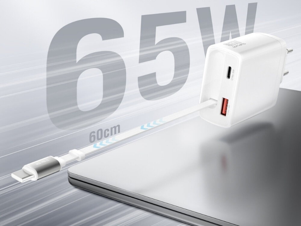 Biała ładowarka sieciowa z dwoma portami: USB-C i USB, leży na powierzchni obok kabla z oznaczeniem \'60cm\'. W tle widoczny jest duży napis \'65W\'.