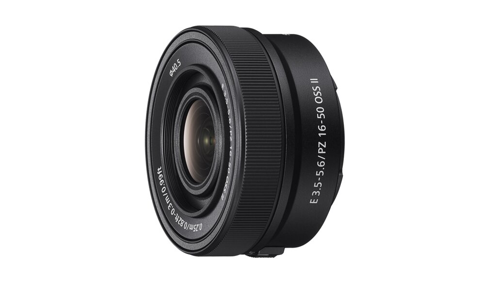 Obiektyw fotograficzny z widocznymi oznaczeniami: \'E 3.5-5.6/PZ 16-50 OSS II\'. Obiektyw jest koloru czarnego z metalicznymi elementami.
