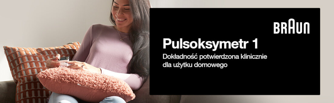Osoba siedzi na kanapie z poduszką na kolanach, trzymając urządzenie. Obok widoczny jest czarny prostokąt z tekstem: \'Pulsoksymetr 1 Dokładność potwierdzona klinicznie dla użytku domowego\' oraz logo \'BRAUN\'.