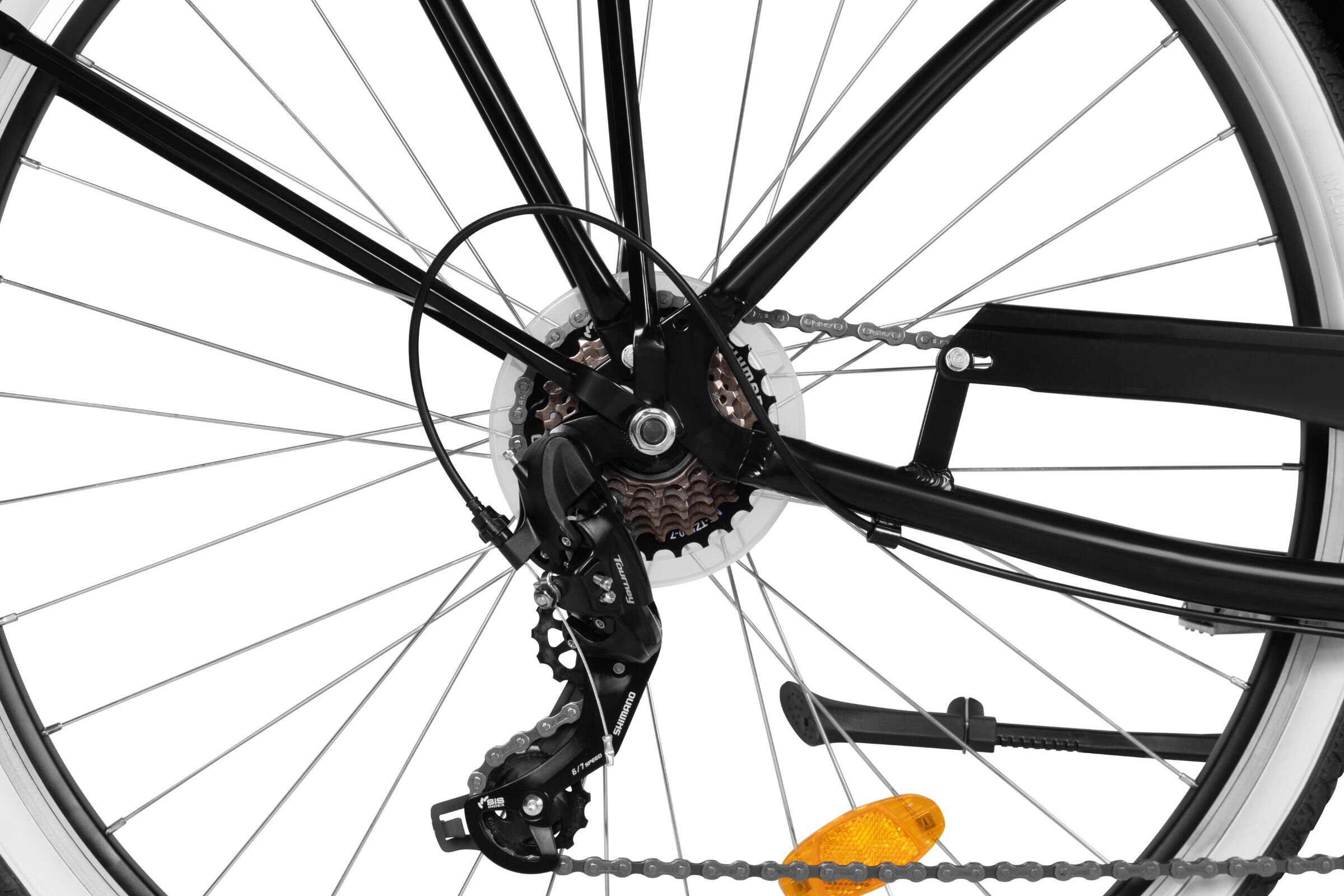 Zdjęcie przedstawia tylne koło roweru z widocznym mechanizmem przerzutek i łańcuchem. Na szprychach zamontowany jest pomarańczowy odblask.