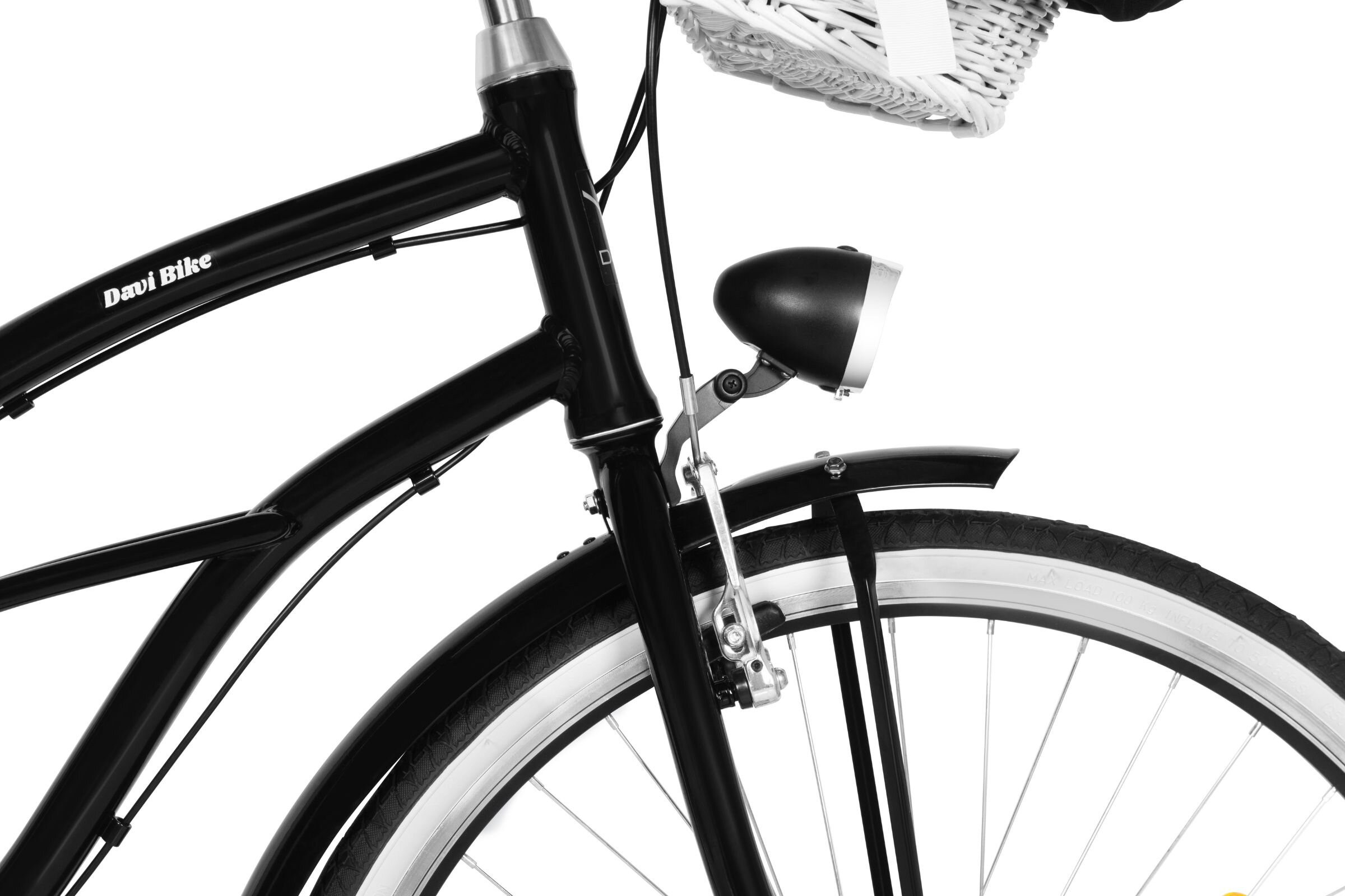 Czarny rower miejski z widocznym napisem \'Davi Bike\' na ramie, wyposażony w biały koszyk i przednią lampkę. Koło ma srebrną obręcz i czarną oponę.