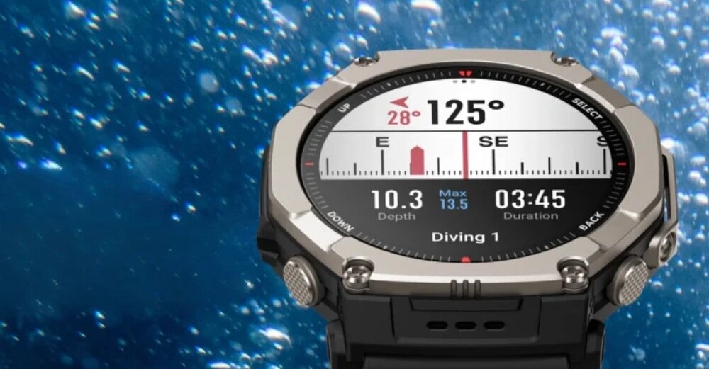 Smartwatch z okrągłym wyświetlaczem pokazuje dane dotyczące nurkowania: kierunek 125°, głębokość 10.3, maksymalna głębokość 13.5, czas trwania 03:45. Tło przedstawia bąbelki w wodzie.