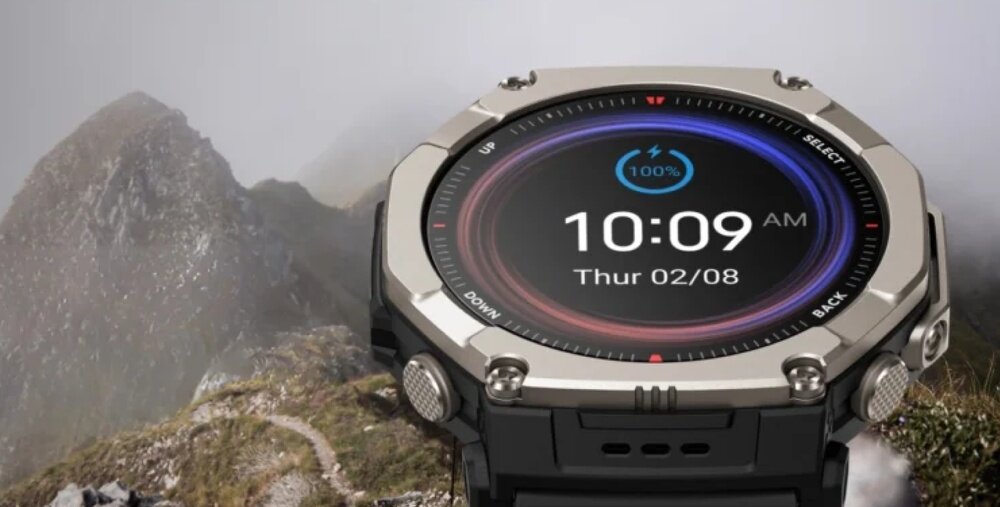 Smartwatch z okrągłym wyświetlaczem pokazuje godzinę 10:09 AM i datę Thur 02/08. W tle widoczny jest górski krajobraz z mgłą.