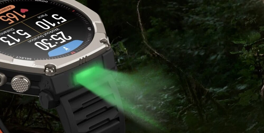 Smartwatch z czarno-srebrną kopertą wyświetla czas 25:30 i inne dane na kolorowym ekranie. Z boku zegarka emituje się zielone światło.