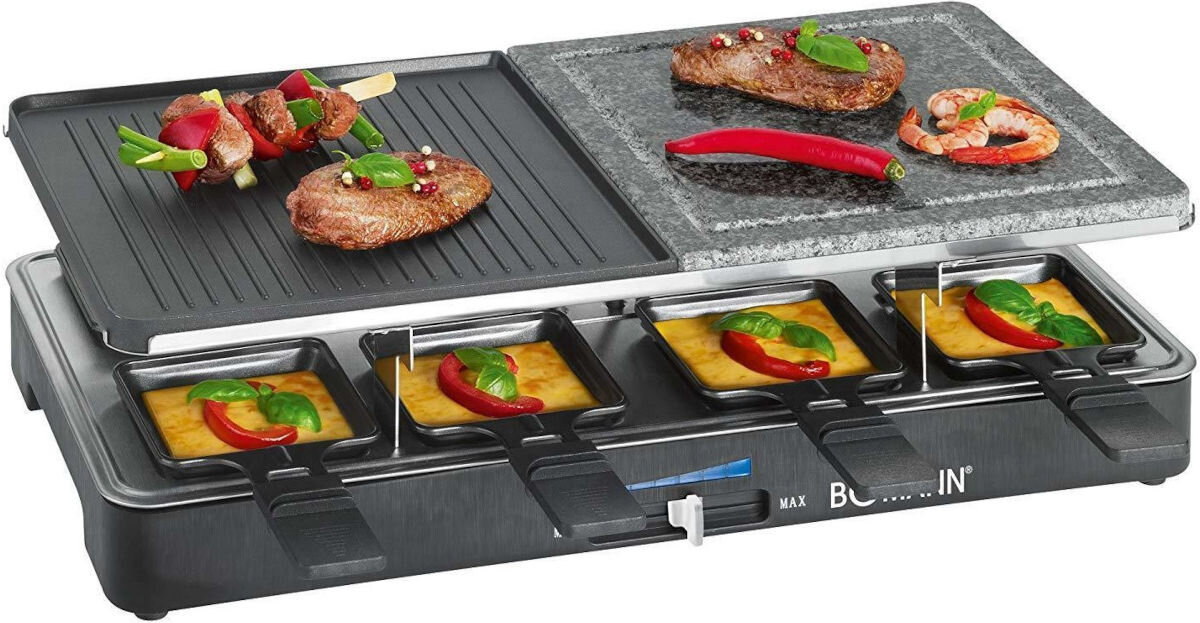 Grill elektryczny z dwoma powierzchniami do grillowania, na których znajdują się mięso, warzywa i owoce morza. Poniżej widoczne są cztery małe patelnie z roztopionym serem i papryką, a na urządzeniu widnieje napis \'BOMANN\'.
