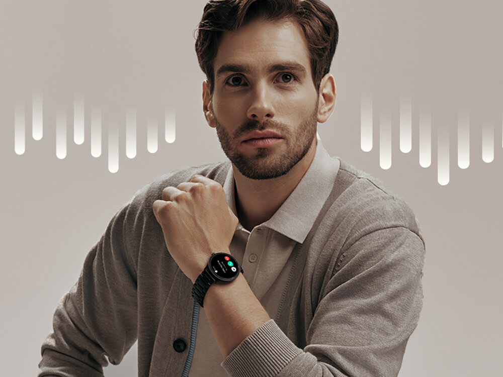 Mężczyzna w jasnej koszuli i swetrze prezentuje czarny smartwatch na nadgarstku. W tle widoczne są abstrakcyjne, pionowe linie świetlne.