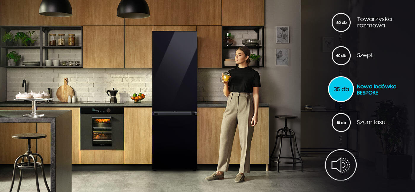 Na infografice pokazujemy, że lodówki Samsung Bespoke są cichsze nawet od szeptu Kuchnia z drewnianymi szafkami, w której stoi czarna lodówka. Obok kobieta trzymająca szklankę, a po prawej stronie widoczna jest grafika z poziomami hałasu, gdzie \'Nowa lodówka BESPOKE\' ma 35 dB.