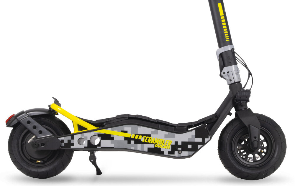 Hulajnoga elektryczna w kolorze czarno-żółtym z widocznym napisem \'SCRAMBLER DUCATI\' na boku. Posiada solidne koła i nowoczesny design z elementami graficznymi w szaro-czarnej tonacji.