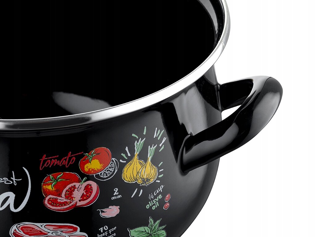 Czarny garnek emaliowany z dekoracyjnymi grafikami przedstawiającymi pomidory, cebulę i inne składniki. Na powierzchni widoczny jest także tekst: \'tomato\', \'2 onion\', \'1/4 cup olive oil\'.
