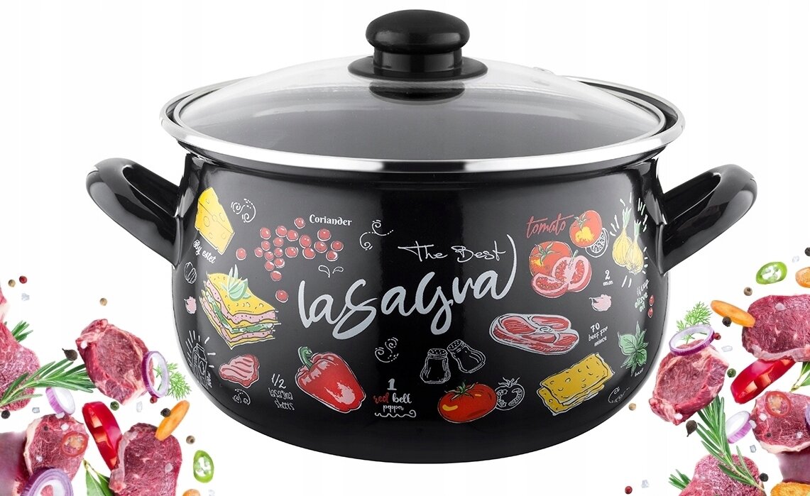 Czarny garnek emaliowany z przezroczystą pokrywką, ozdobiony kolorowymi grafikami warzyw i napisami, w tym \'The Best lasagna\'. W tle widoczne są kawałki mięsa i warzywa.