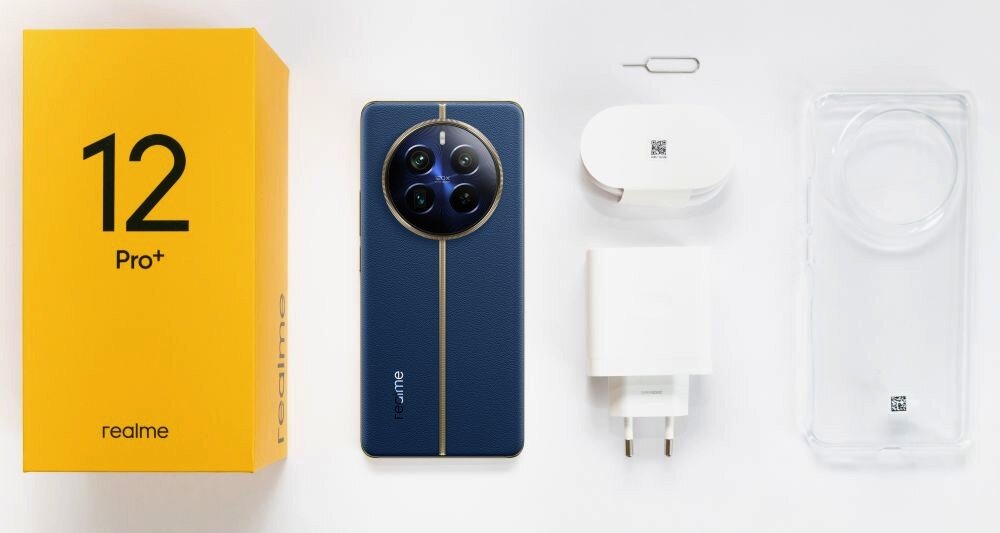 Na obrazie znajduje się żółte pudełko z napisem \'12 Pro+\' i \'realme\', obok którego leży niebieski smartfon z czterema aparatami w okrągłym module. Obok telefonu znajdują się akcesoria: igła do tacki SIM, biały zasilacz, kabel oraz przezroczyste etui.