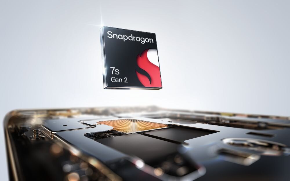 Obraz przedstawia procesor z napisem \'Snapdragon 7s Gen 2\' unoszący się nad płytą główną urządzenia elektronicznego.