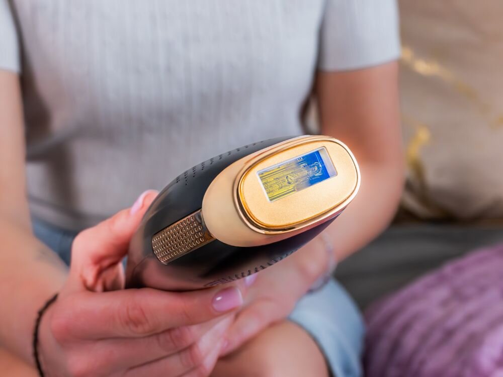 Depilator HAXE IPL Alissa HX807 kobieta tzrymająca w dłoni depilator widoczne tryby światłą chłodzenie ICe Cool większy komport IPL
